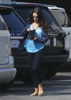 Mila Kunis feet photo thumbnail