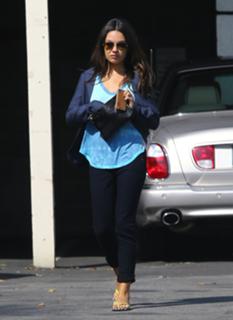 Mila Kunis feet photo thumbnail