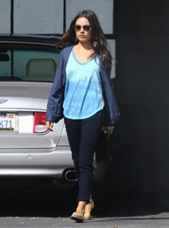 Mila Kunis feet photo thumbnail