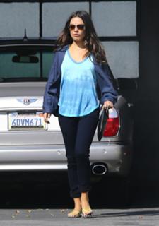 Mila Kunis feet photo thumbnail