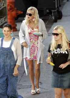 Anna Faris feet photo thumbnail