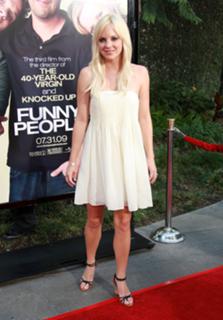 Anna Faris feet photo thumbnail