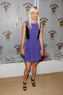 Anna Faris feet photo thumbnail