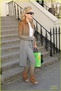 Rita Ora feet photo thumbnail
