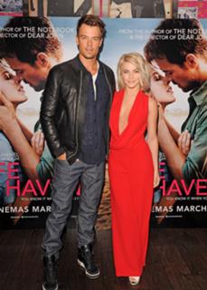 Julianne Hough feet photo thumbnail