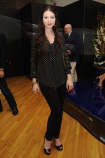 Michelle Trachtenberg feet photo thumbnail