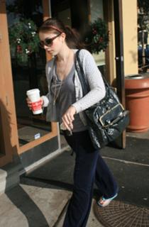 Michelle Trachtenberg feet photo thumbnail