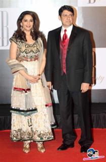 Madhuri Dixit feet photo thumbnail