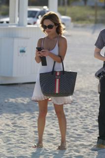 Giada De Laurentiis feet photo thumbnail