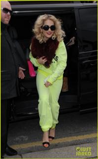 Rita Ora feet photo thumbnail