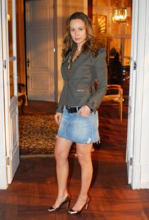Mariana Ximenes feet photo thumbnail