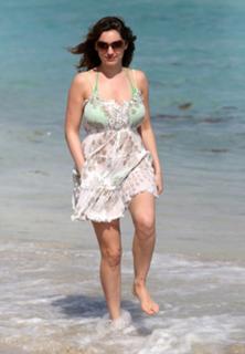 Kelly Brook feet photo thumbnail