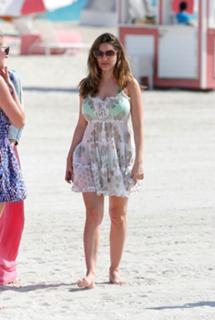 Kelly Brook feet photo thumbnail