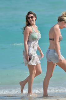 Kelly Brook feet photo thumbnail