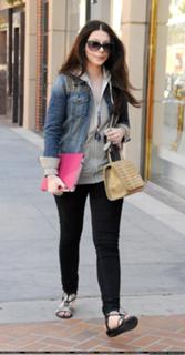 Michelle Trachtenberg feet photo thumbnail