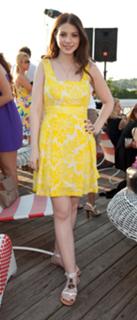 Michelle Trachtenberg feet photo thumbnail
