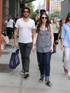 Michelle Trachtenberg feet photo thumbnail