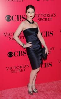 Michelle Trachtenberg feet photo thumbnail
