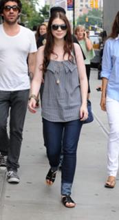 Michelle Trachtenberg feet photo thumbnail