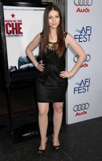 Michelle Trachtenberg feet photo thumbnail