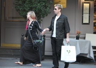 Avril Lavigne feet photo thumbnail