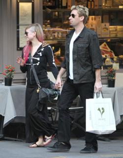 Avril Lavigne feet photo thumbnail