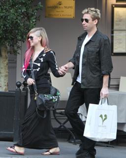 Avril Lavigne feet photo thumbnail