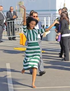 Zoe Saldana feet photo thumbnail