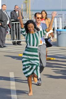 Zoe Saldana feet photo thumbnail