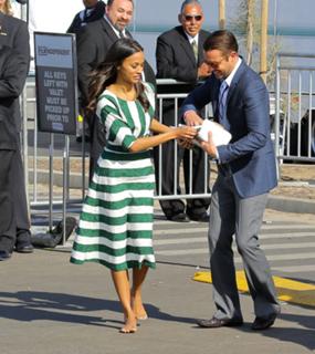 Zoe Saldana feet photo thumbnail