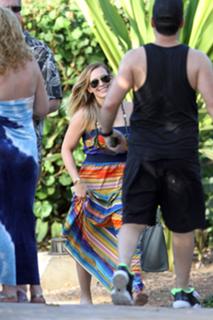 Hilary Duff feet photo thumbnail