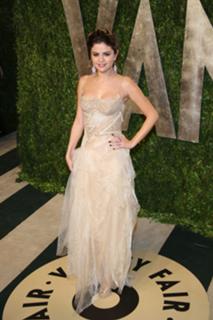 Selena Gomez feet photo thumbnail