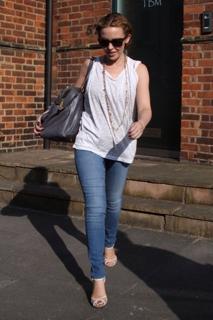 Kylie Minogue feet photo thumbnail