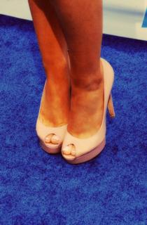 Ariana Grande feet photo thumbnail