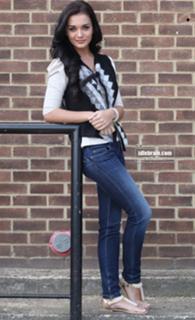 Amy Jackson feet photo thumbnail