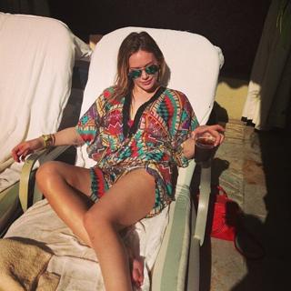 Hilary Duff feet photo thumbnail