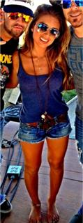 Jessie James Decker feet photo thumbnail