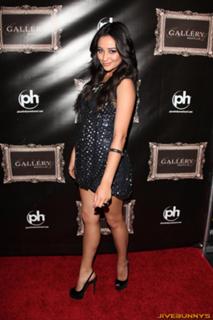 Shay Mitchell feet photo thumbnail