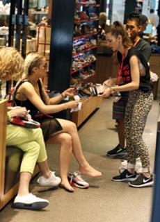Rita Ora feet photo thumbnail
