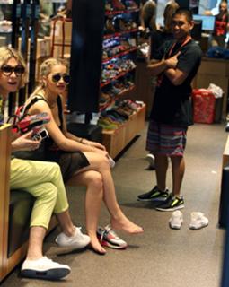 Rita Ora feet photo thumbnail