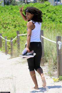 Kelly Rowland feet photo thumbnail