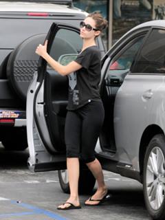 Emmy Rossum feet photo thumbnail