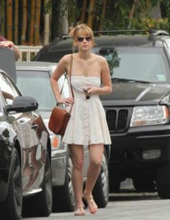Jennifer Lawrence feet photo thumbnail