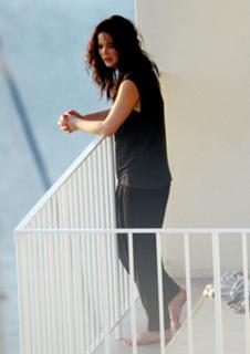 Jennifer Lawrence feet photo thumbnail