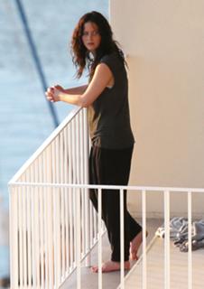 Jennifer Lawrence feet photo thumbnail