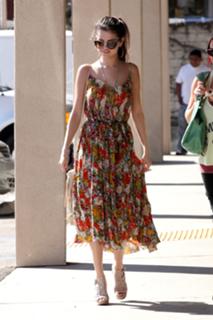 Selena Gomez feet photo thumbnail