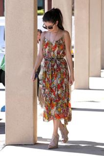 Selena Gomez feet photo thumbnail