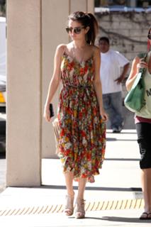 Selena Gomez feet photo thumbnail