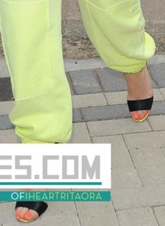 Rita Ora feet photo thumbnail