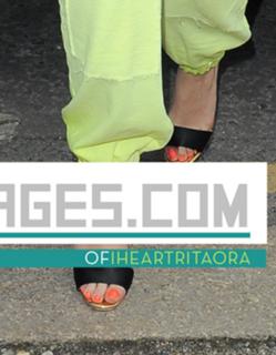 Rita Ora feet photo thumbnail